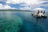 Plateforme de plongée sur une mer d'huile